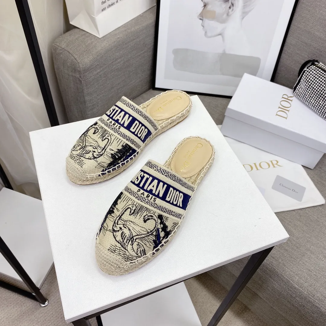 👟👟Ex-factory price 400👟👟 If the top version (original embroidery is done one to one) is cheaper, please avoid Dior | Dior ²⁰²¹𝐬𝐬🧡💚2021 early spring new products top version ⚠️The counter features the latest fisherman shoe series, hard goods are new🆕❥purchase level! Full of high-end feel! A popular model among bloggers at home and abroad, it’s retro and fashionable and looks amazing on your feet! Mainly recommended model on the official website ★━━━━━ ЅᏇєєt ━━━━━▪️ Upper: Original copy of pure cotton thread ➕ Three-dimensional electric embroidery ▪️ Lining: Imported water-dyed sheepskin lining ▪️ Outsole: Original handmade hemp rope combination wear-resistant rubber outsole ▪️ Shoe size: 35-39 (40 is custom-made and cannot be returned or exchanged) ▪️